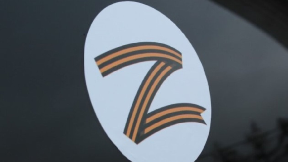 Кримчан змушують клеїти на транспорт рашистську символіку - літеру «Z» 